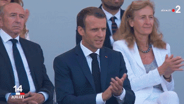 法国这届阅兵撞车,换国旗!总统马克龙的表情亮了