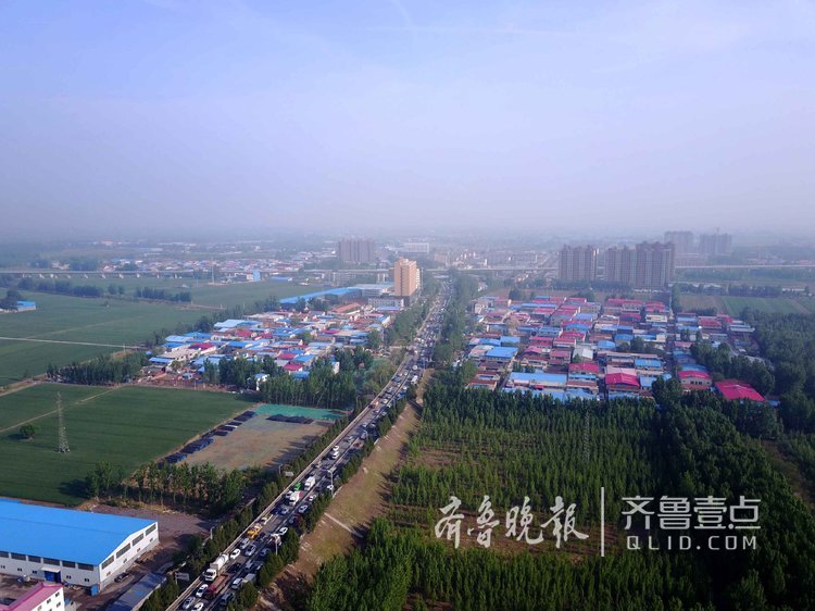 4月25日,记者拍摄的济南新旧动能转换先行区黄河北大桥镇附近的广阔