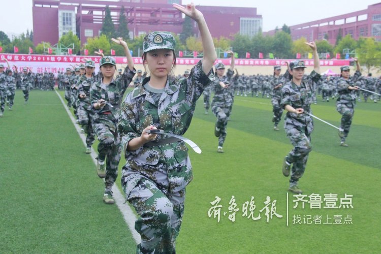 曲阜师范大学大一新生军训,学习两不误