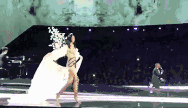 但也要看维密的处理态度,比如有一年,妖婆natasha poly走着走着鞋掉