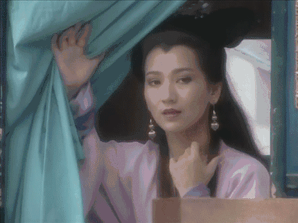 赵雅芝举手投足间温柔可亲,似一株山间的幽兰,超脱红尘般清香淡雅,沁