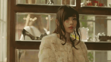 炉火纯青的眼波流转,嘴唇轻弯,这张动图能看一整夜 ↓↓