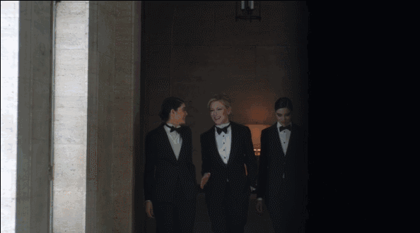 男友风短发,有着几分男生的帅气,穿上西装,让你比男生还要帅气撩妹!