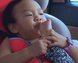 孩子小的时候,经常啃手,啃脚,啃他们能抓到的一切东西,爹妈觉得还挺