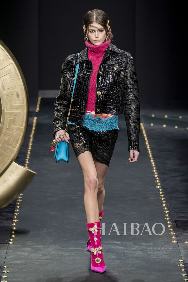 范思哲 (versace) 2019秋冬女装秀,海报带你亲临米兰时.