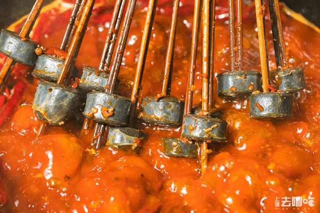 事发外滩!有人拿水果和啤酒碰瓷小姐姐!全城