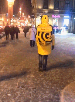 俄罗斯外卖员:我们的工作就是饿死你.