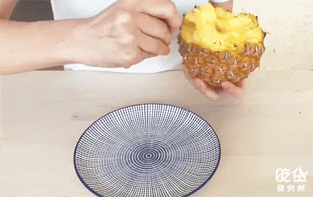 让歪果仁惊呼白活20年的手撕菠萝,为啥到你手里就撕不下来了?
