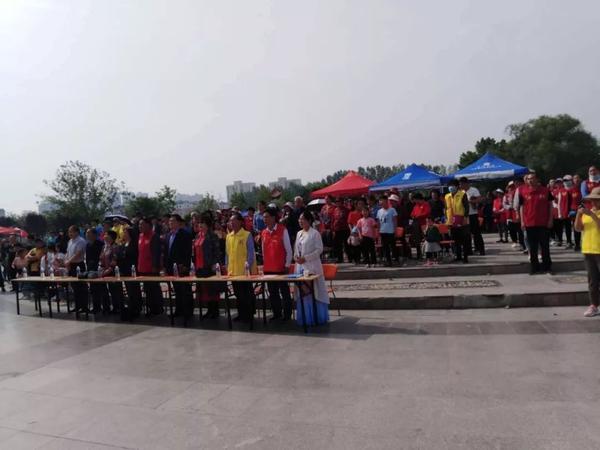 【下跪】东明万福高中百人怀念,啥公园?情况实拍的歌图片