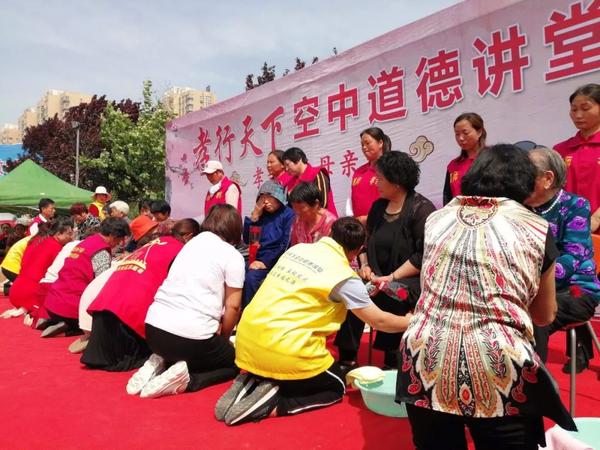 【实拍】东明万福公园百人下跪,啥情况?市横滨高中的图片