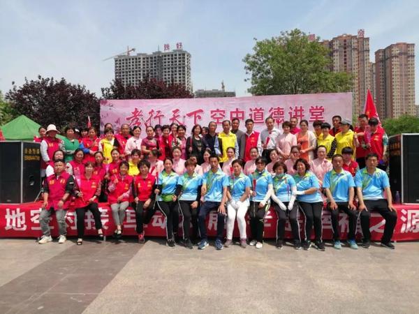 【实拍】东明万福有高百人下跪,啥情况?私立燕郊哪些公园中的图片