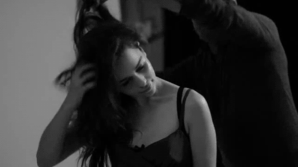 是心动的感觉!女人的衣柜怎能少了这件性感尤物?