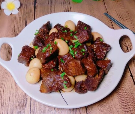 一,红烧牛肉炖鹌鹑蛋