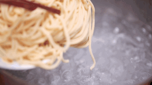 煮面条时,用凉水还是沸水下锅?看似简单的一步,却很多