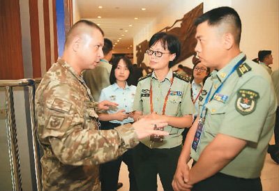 图为中外代表在交流 丁宝顺摄