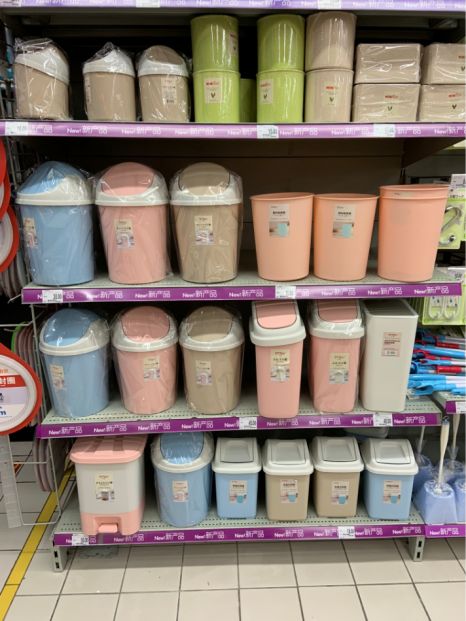 (李先生提供的照片,可以看到上海超市中销售的基本上仍以普通垃圾桶为
