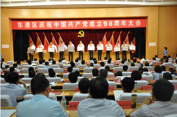 市委表彰的"两优一先"名单,                     区委书记王世波讲了