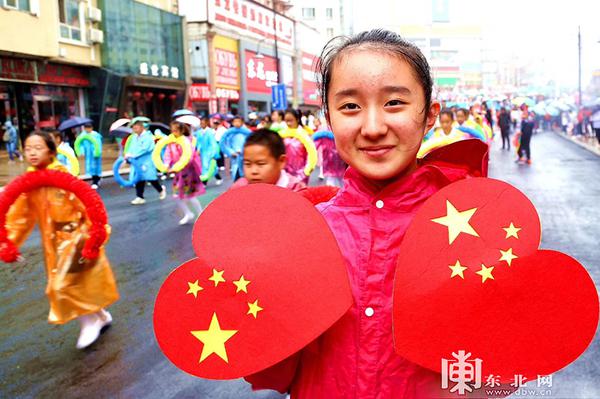 中国小朋友展示心型五星红旗