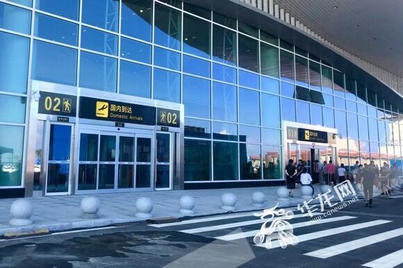 重庆巫山机场航站楼入口.华龙网-新重庆客户端记者 石涛 摄