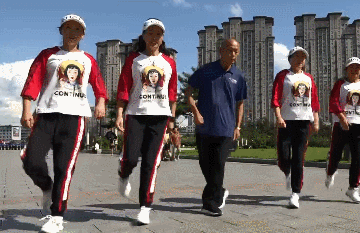 她说:             