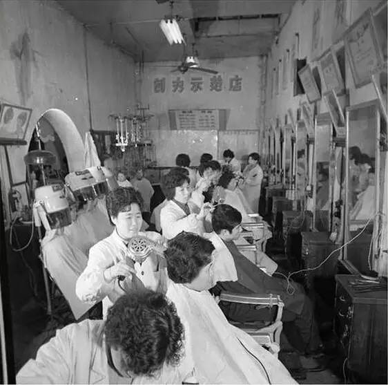 那时候的理发店是专门理发的.不会有其他特殊服务.
