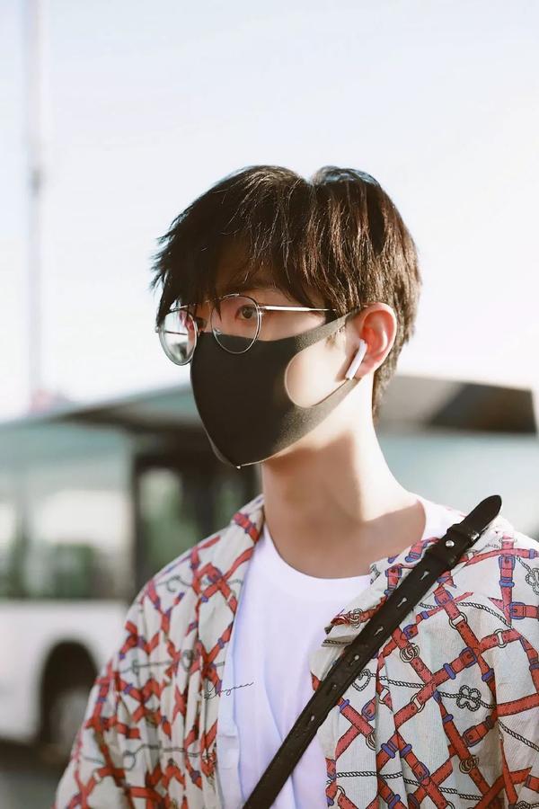 连刚因笑容上热搜的肖战也马不停蹄地飞奔过去啦~