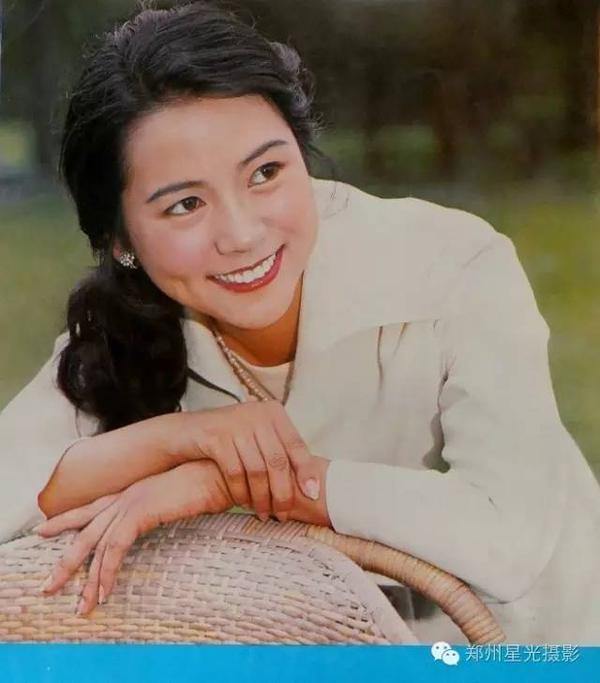 封底,青年演员洪学敏