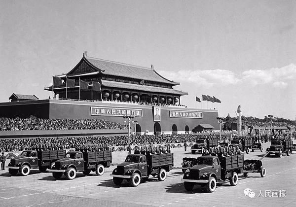 历次天安门广场的阅兵影像 见证新中国成长