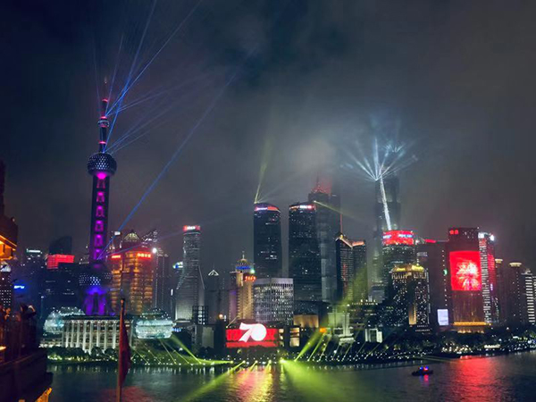 上海国庆灯光秀美不胜收外滩客流远超往年,警方多举措