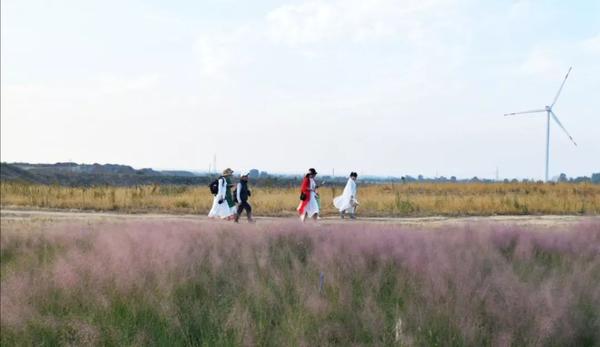 【摄影】黄山馆镇风景好,耩上花径丽人行
