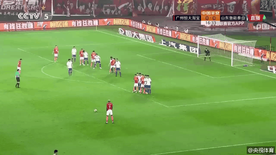 中超|塔利斯卡任意球直接攻门,被王大雷扑出底线