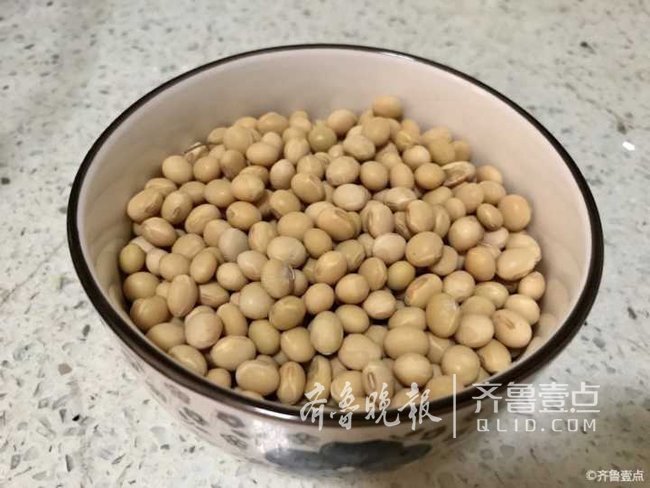 在盆子里清洗时挑出豆子的麸皮,洗净,控水.