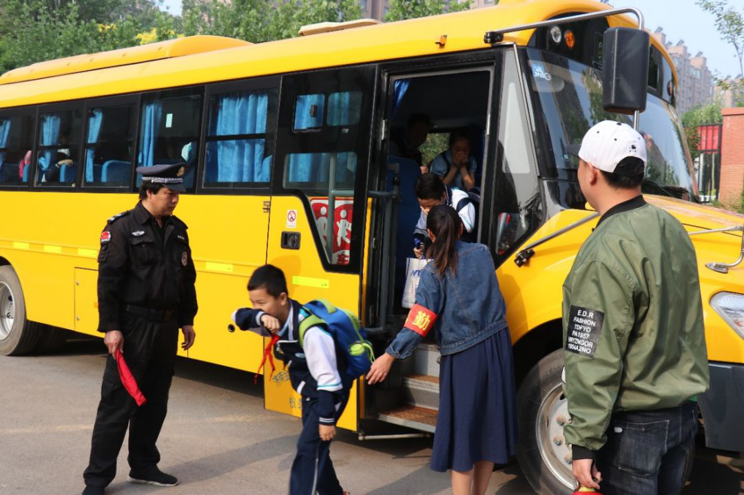 山东师大二附中小学部进行校车应急疏散演练