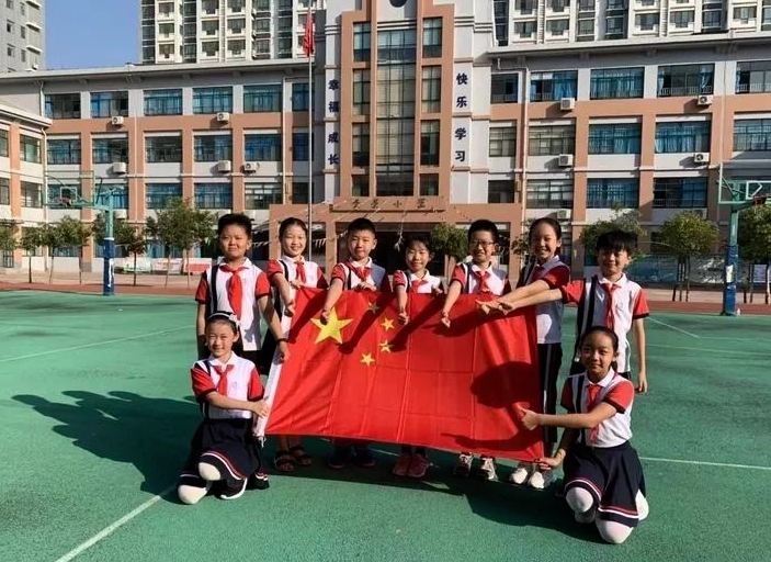 圣荣小学举行"我向国旗敬个礼"活动!