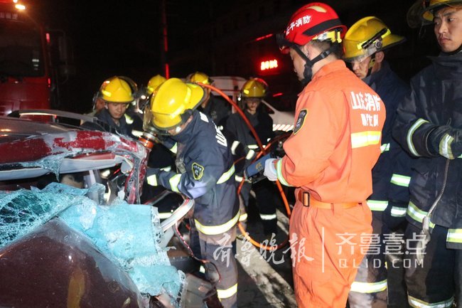 茌平城区深夜发生车祸事故一人被困,消防紧急救援