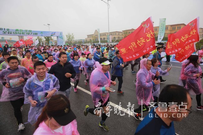 边吃草莓樱桃边跑步平度马拉松接力赛开跑