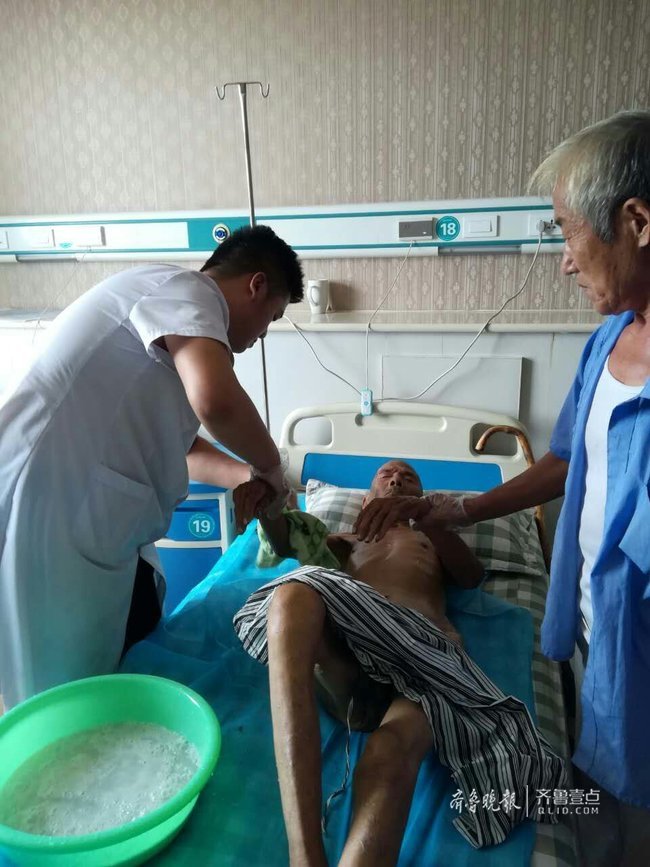 为老人理发剃须,还帮着搓澡穿衣短发适合方脸的发型男生图片