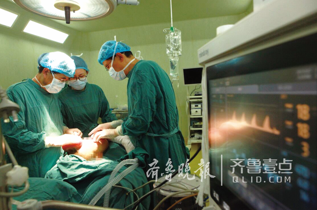 背部女孩被男友覆盖,日照市人民医院为其换皮黑痣口给女生图片