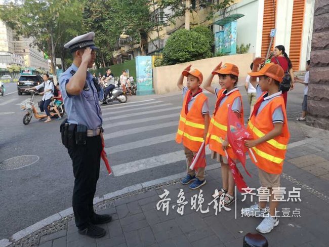 高考战报我为哥哥姐姐高考助把力小学生路口执勤