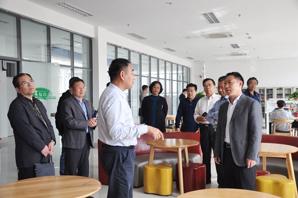 济南二中校长林昭军表示,这次参观交流为两校增进了解,共同提高提供了