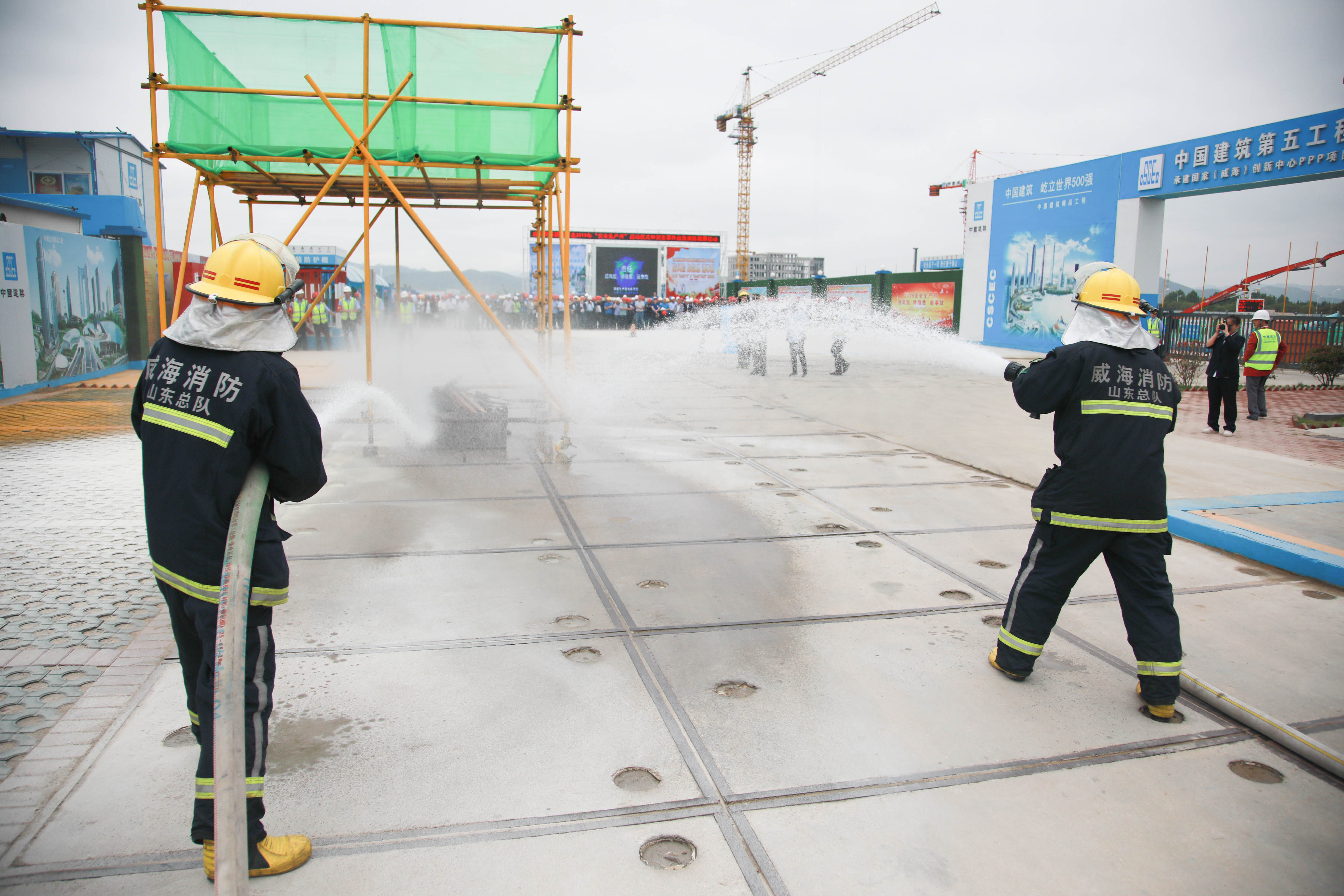仪式最后,高区消防救援人员对演练做出点评并进行了消防应急知识宣贯.