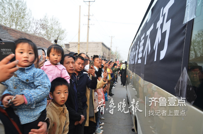 泪崩!张帅烈士魂归故乡 数万乡亲自发接他回家