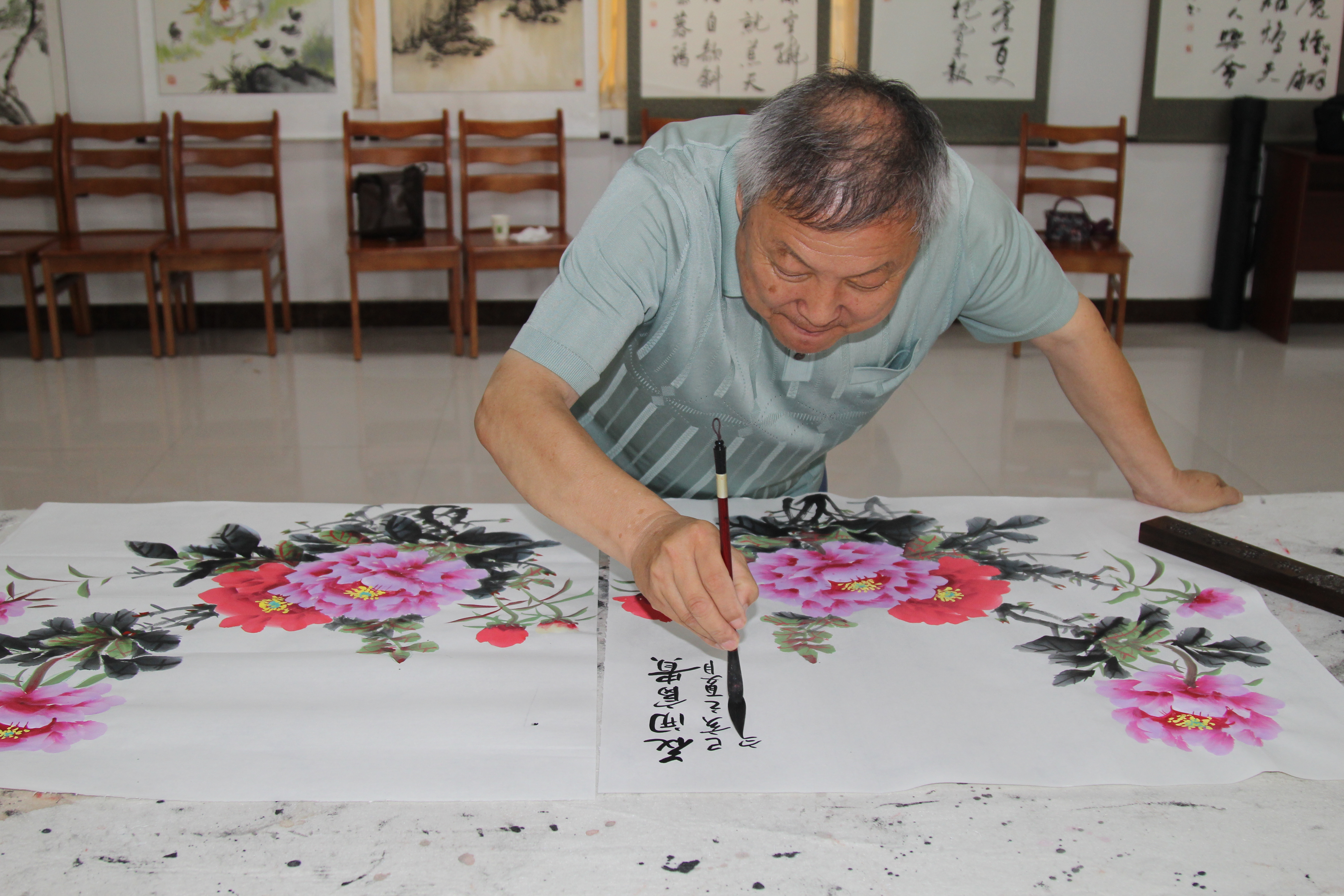 宗智民现场作画苏本才先生书写研讨会上,与会人员交流探讨书画艺术的