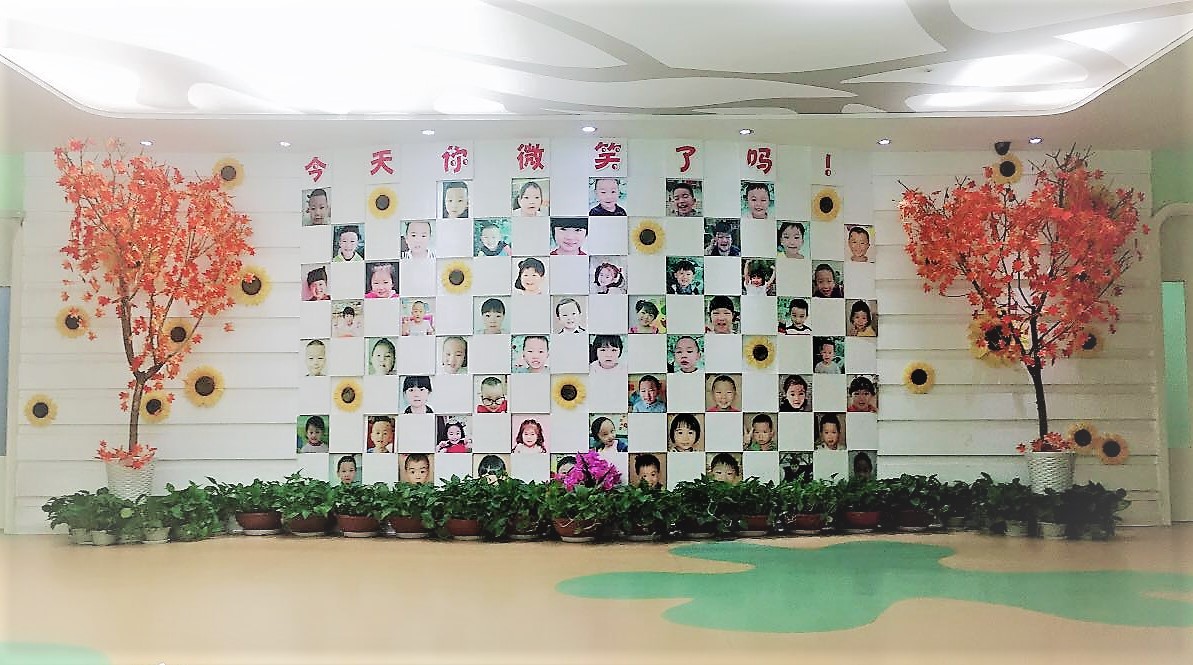 为了优化育人环境,龙奥园设置一楼"学礼笑脸墙",让孩子们学礼知礼,"不