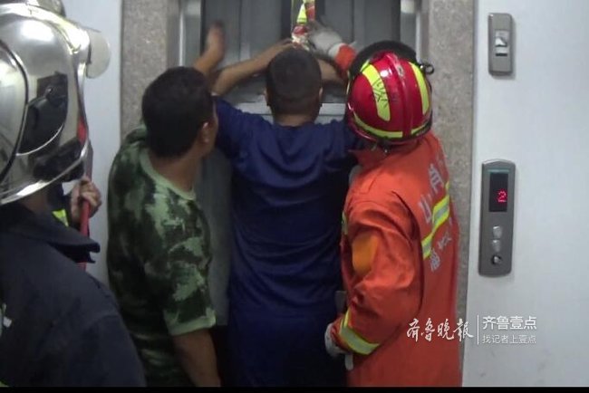 惊险淄博这个小区电梯出事故1名儿童被困