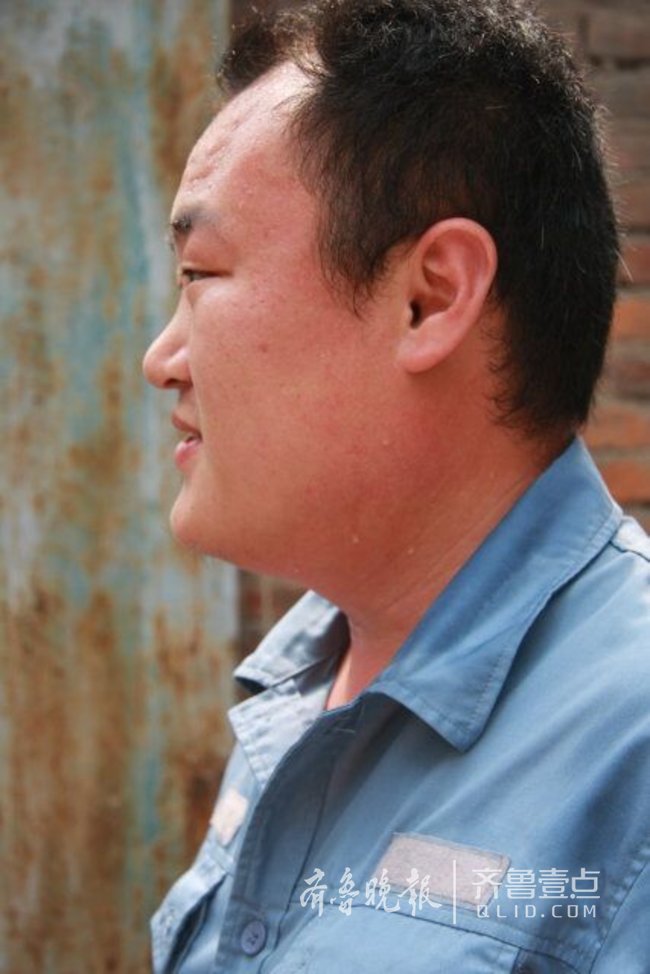 高温下的济南清疏工,清理化粪池汗水湿透衣背