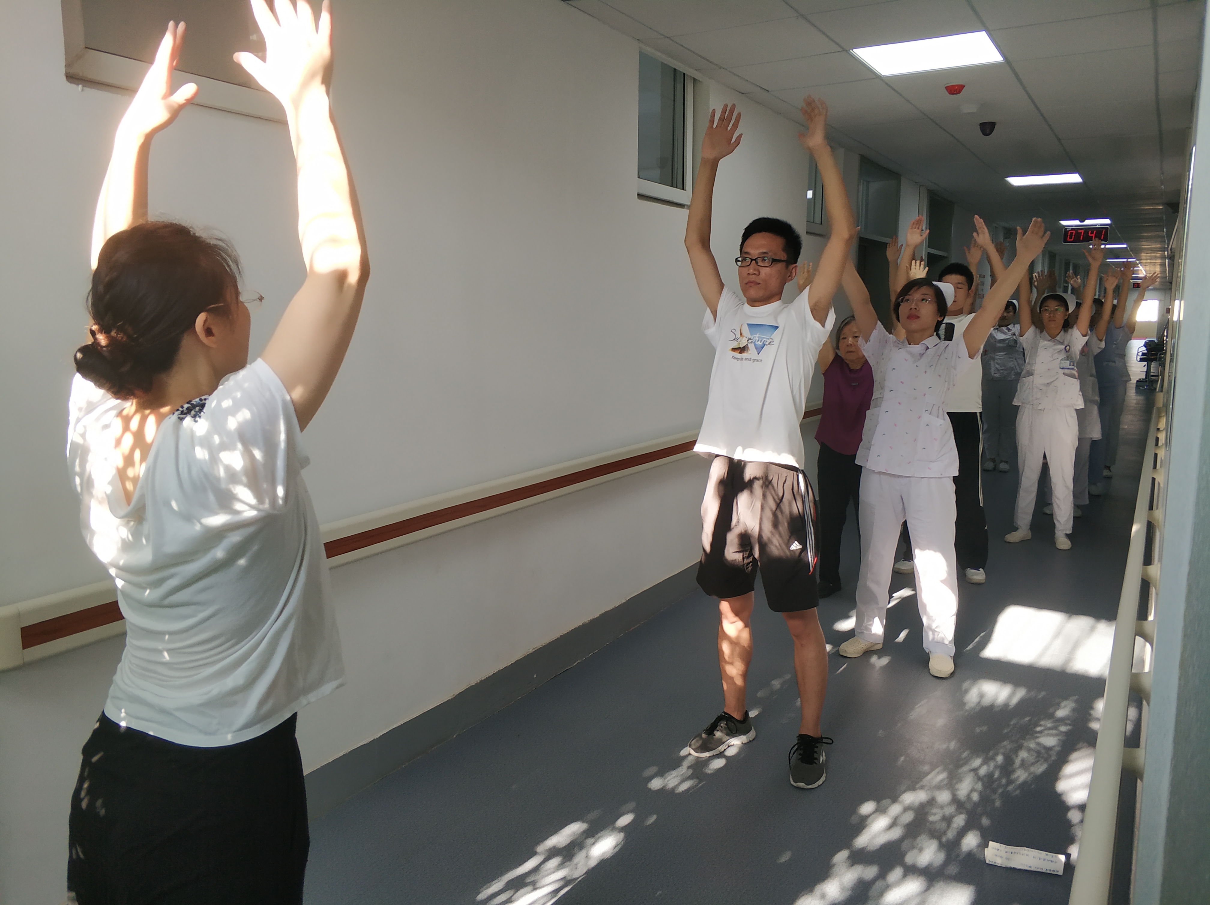 山东省中医院中医经典科医护人员带领大家练习