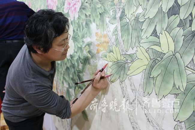 巨野画家在升降机上创作出最大工笔画《花开盛世》
