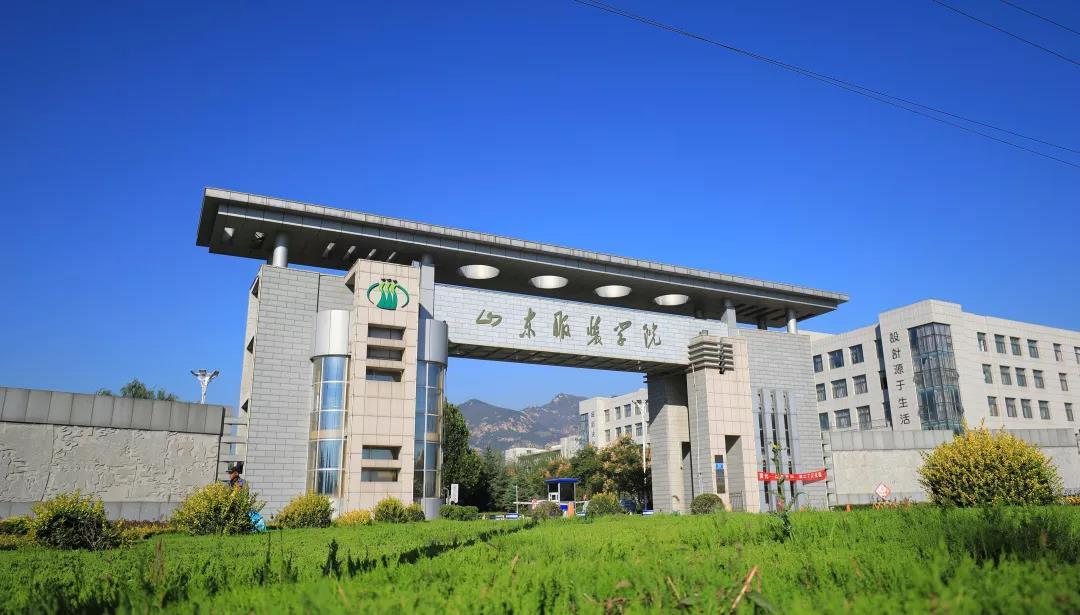 *学生所穿民族服饰均依据山东服装职业学院服饰博物馆藏品制作.