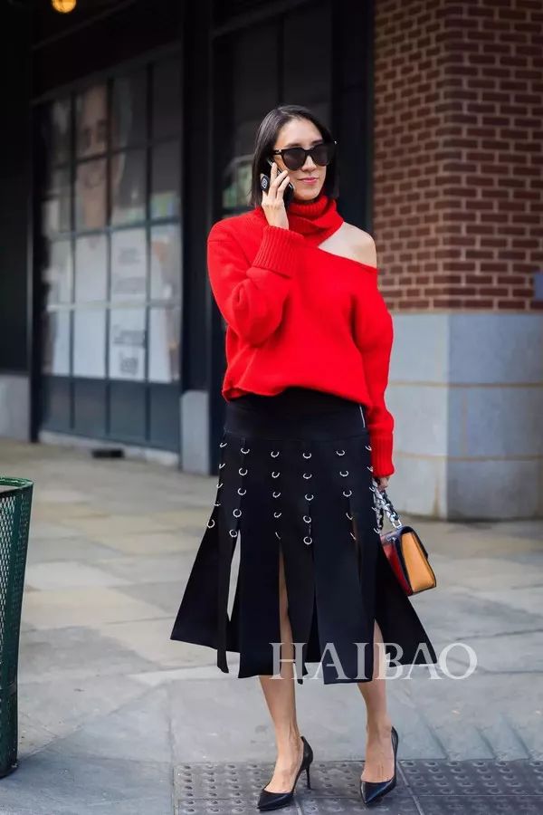 红毛衣与焦糖色的组合不管怎么看都有一种复古美学,带来的视觉冲击也